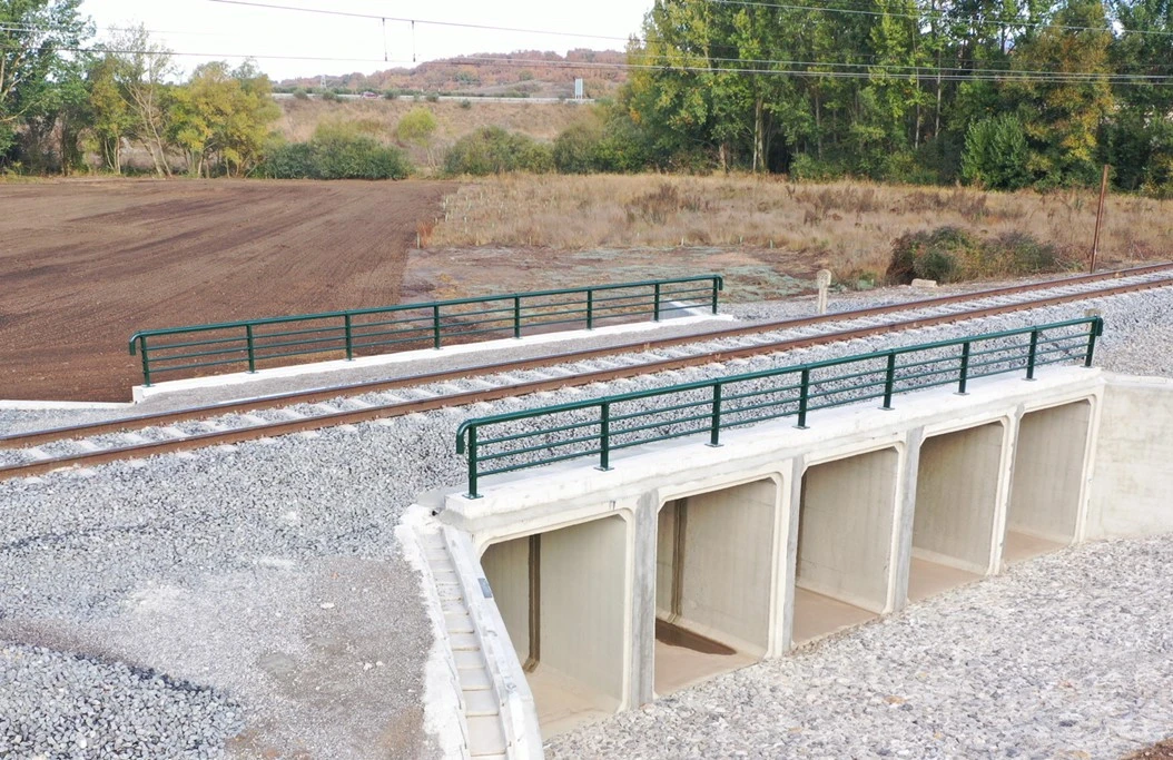 Obras para la reparación de daños graves en el puente sobre el antiguo cauce del río Rubagón en la línea 160 Palencia - Santander